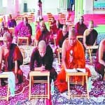 कुशीनगर म्यांमार बुद्ध विहार में विश्व शांति के लिए चांटिंग करते बौद्ध भिक्षु।