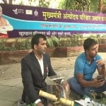 हरियाणा भवन के बाहर बैठे पहलवान विरेंद्र सिंह व उनके भाई।