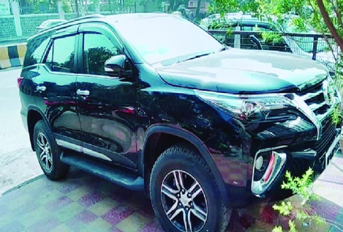 crooks stolen a luxury car in 15 minutes after unlocking it with software in noida