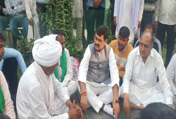 Farmer Kuldeeps condition critical Mehams MLA Balraj kundu reached Hisar to know about his condition