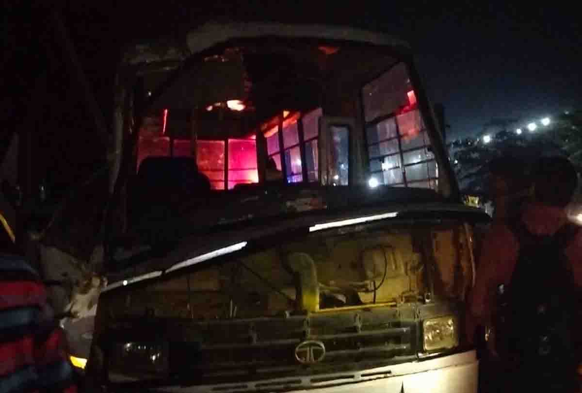 Private bus rammed behind the truck, 10 people injured