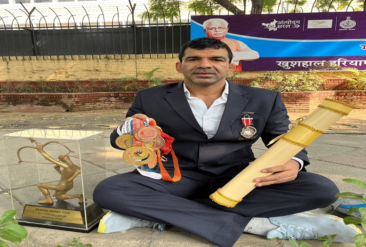 Padma Shri Virendra Pehelwan sitting on dharna outside Haryana Bhawan in Delhi