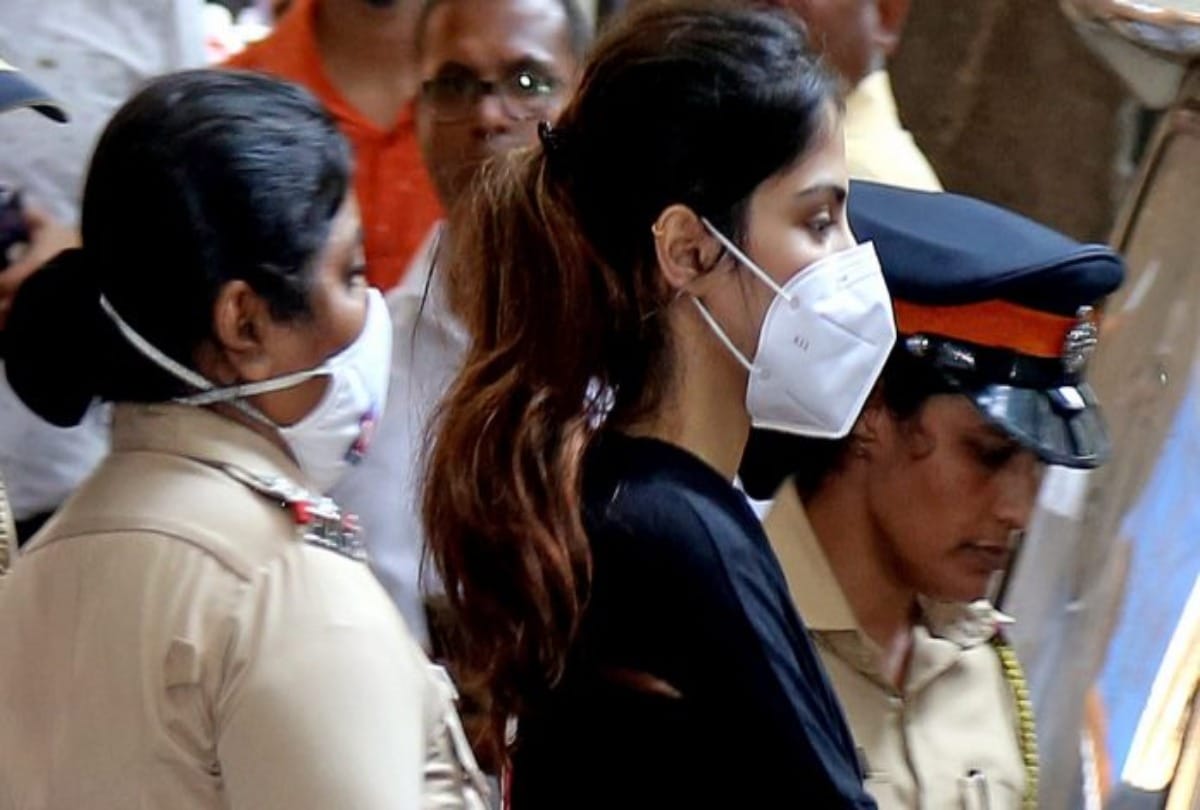 Sushant Singh Rajput Death: Big relief to Riya Chakraborty trapped in drug case bank accounts defreezed after a year