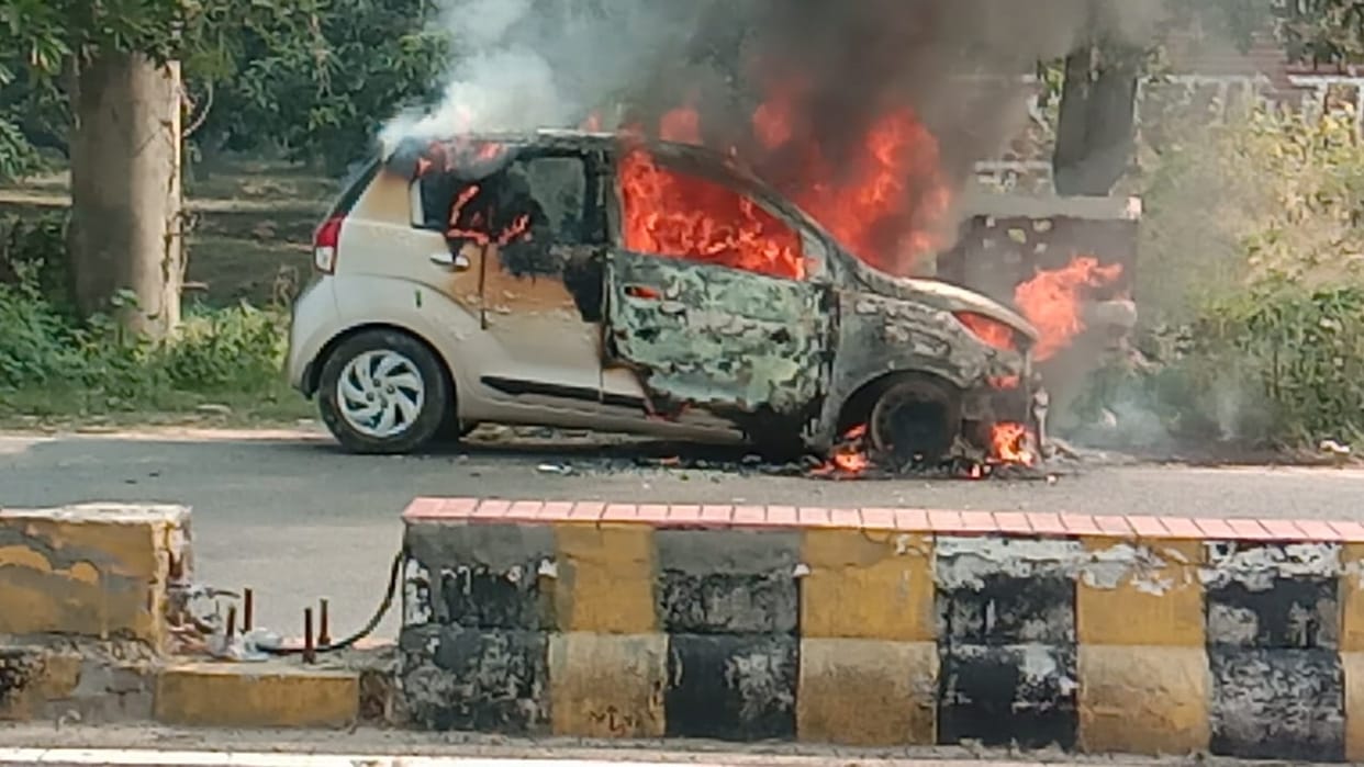 The car became a ball of fire, the doctor saved his life by jumping