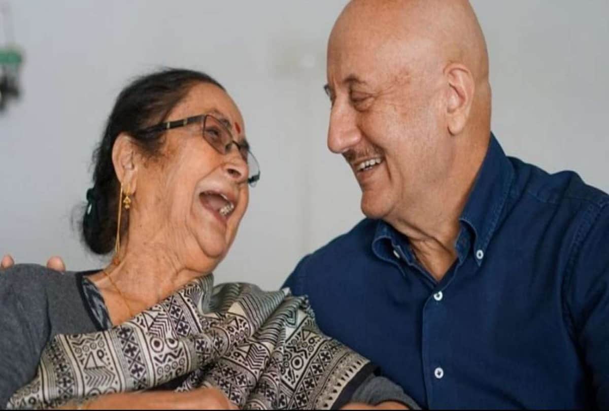 Anupam Kher had Chana Bhatura in lunch with mother Dulari, shares story on Instagram