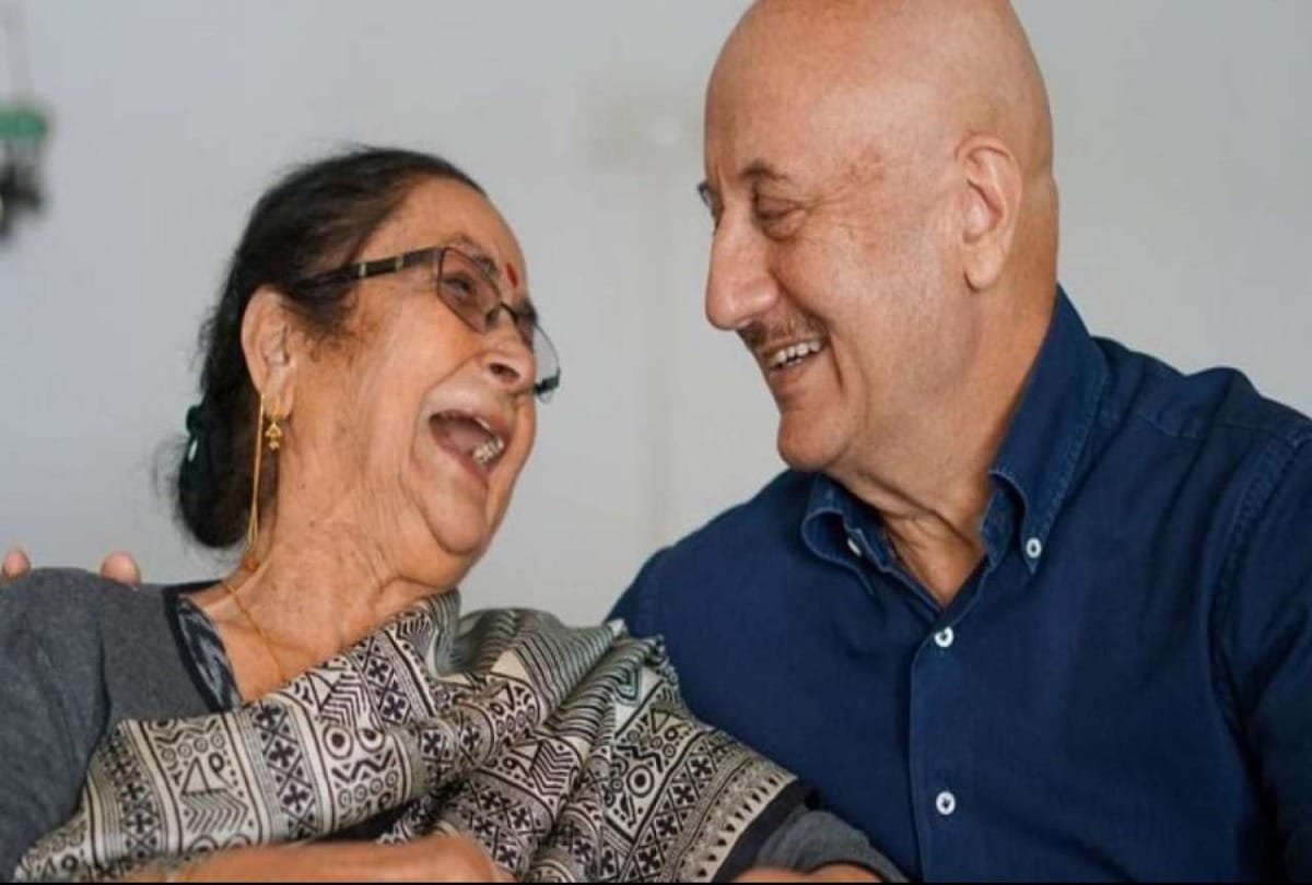 Bollywood actor Anupam Kher wrote  Those who like to dream they find the night short users said  Great sir