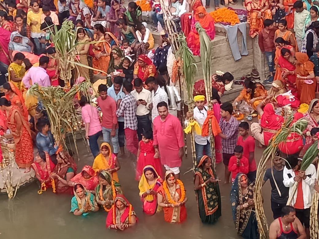 Chhath 2021: First Arghya given to sun devotees gather at ghat in varanasi
