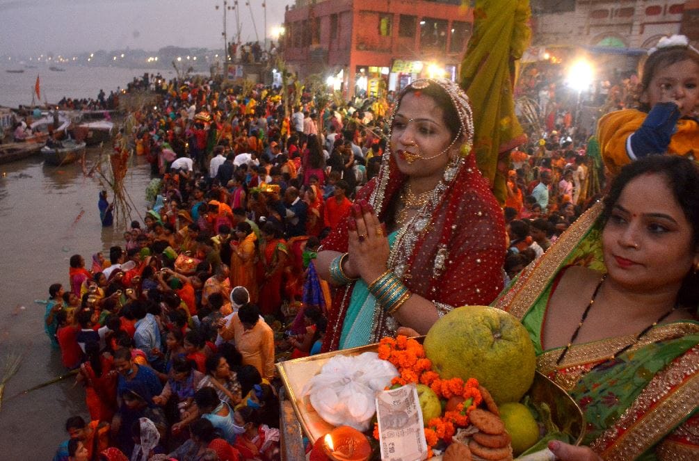 Chhath 2021: First Arghya given to sun devotees gather at ghat in varanasi
