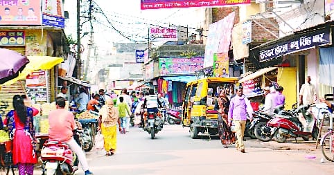 Ignoring encroachment causing jam, police are teaching traffic rules lesson