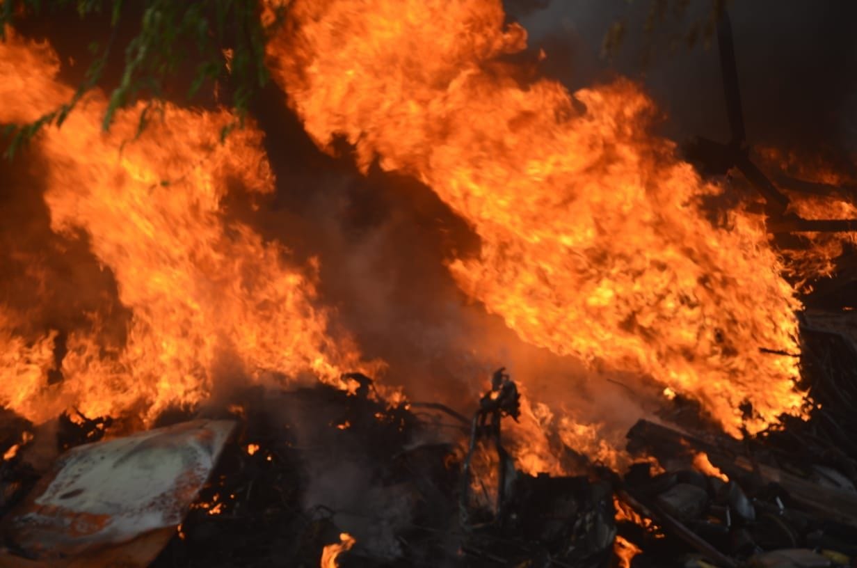 Massive fire in three warehouses of junk, four people injured