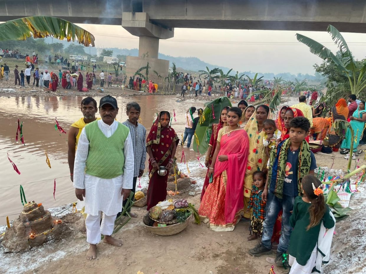 Poorvanchal people celebrate Chhathh parv by worshipping setting sun at Baddi rivlets banks