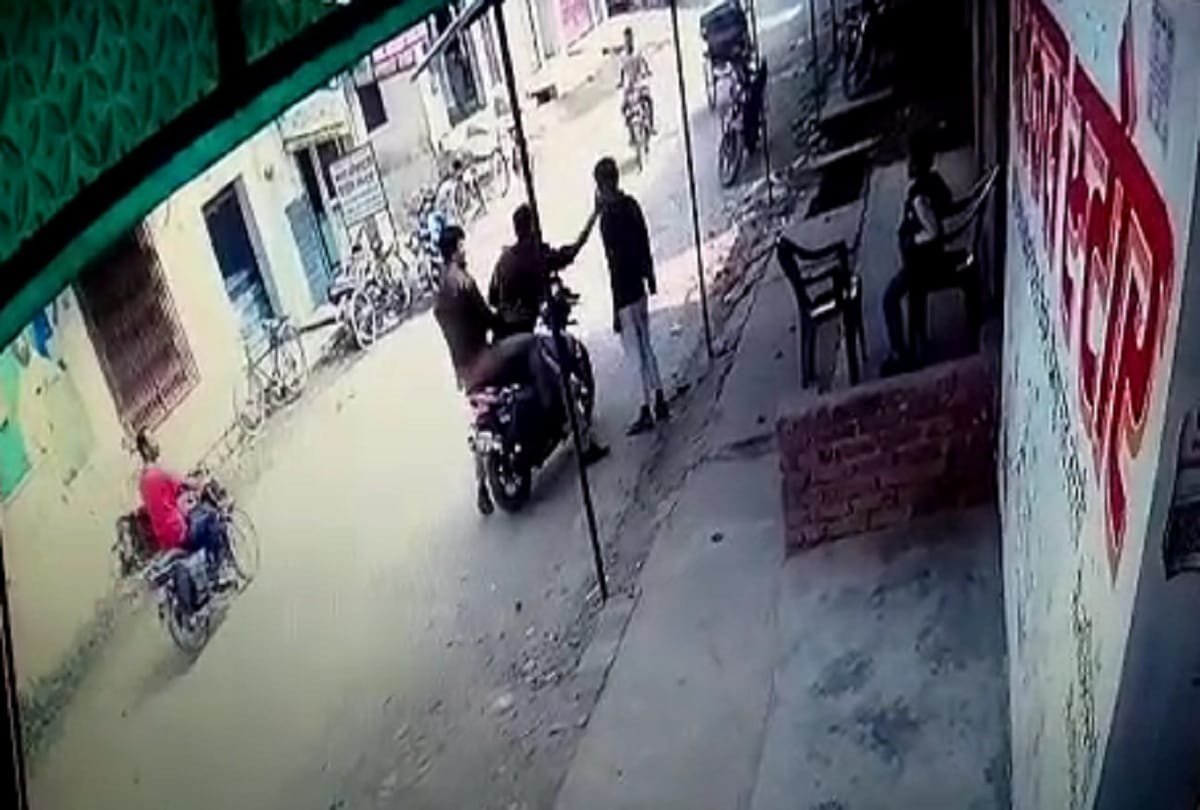 bareilly police constable beat a disabled teenager by running on the road in Bareilly