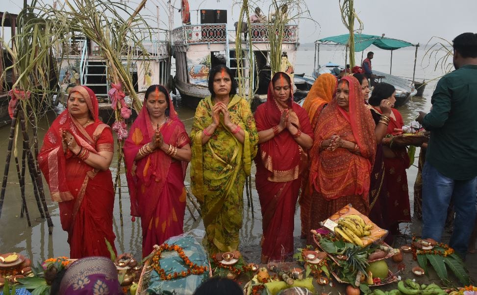 Chhath 2021: First Arghya given to sun devotees gather at ghat in varanasi