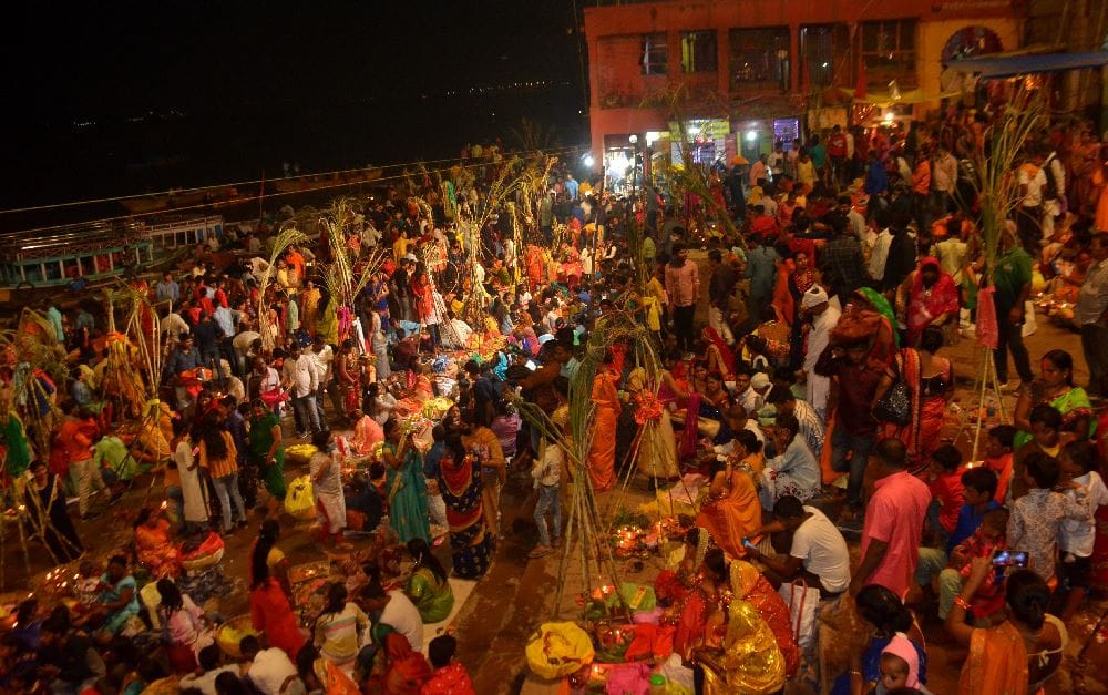 Chhath 2021: First Arghya given to sun devotees gather at ghat in varanasi