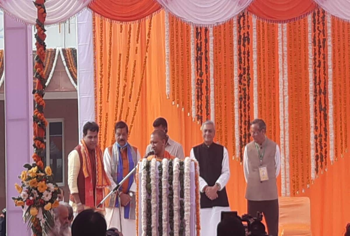 CM Yogi Adityanath Take Food With Saints