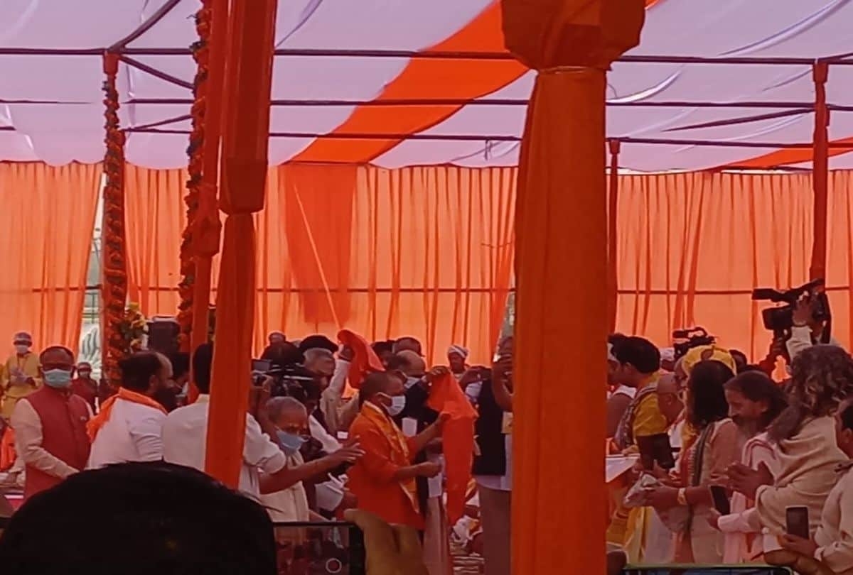 CM Yogi Adityanath Take Food With Saints