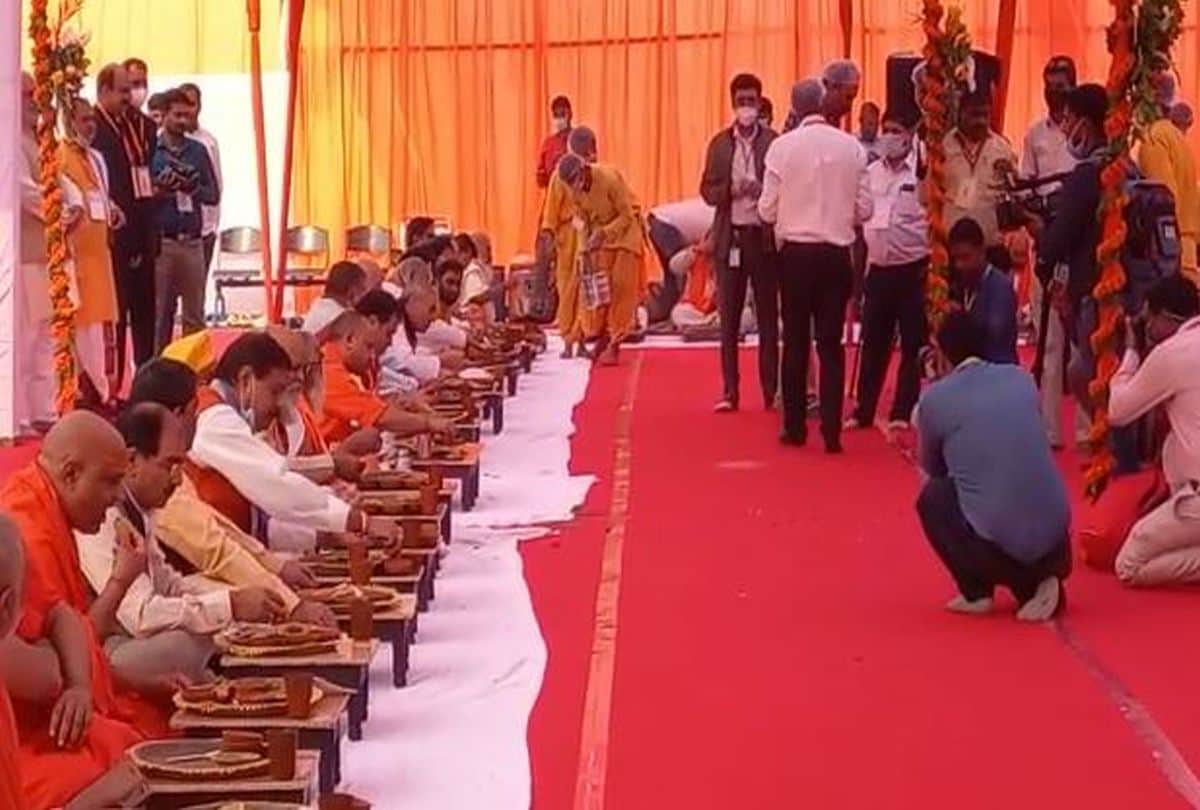 CM Yogi Adityanath Take Food With Saints