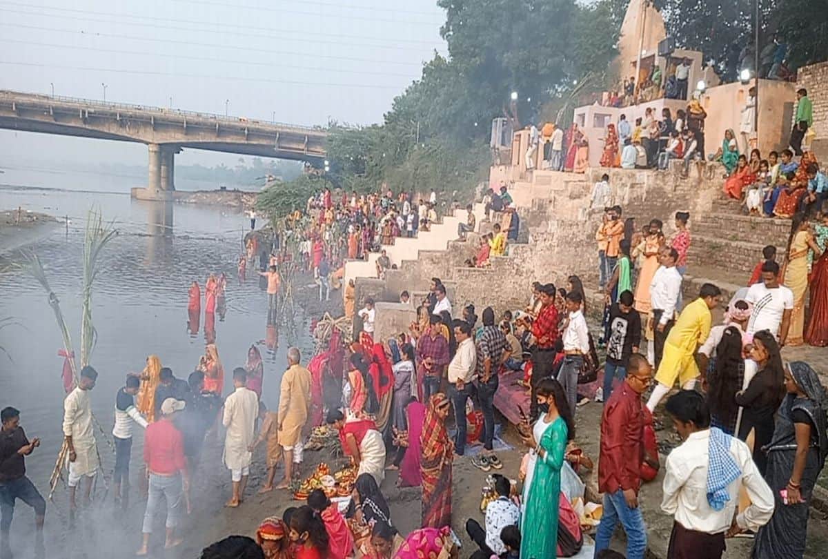 Chhath Puja 2021 Devotees Offeres Arghya To Surya Dev At Yamuna Ghats In Agra