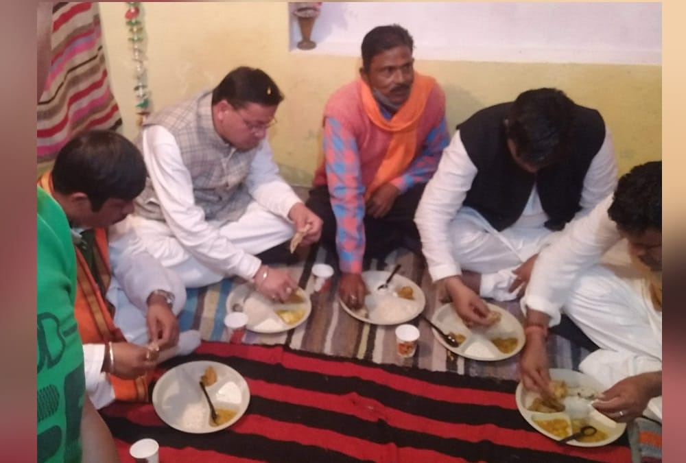 Uttarakhand Election 2022: CM Pushkar singh Dhami ate food at scheduled caste party worker house in Haldwani Photos