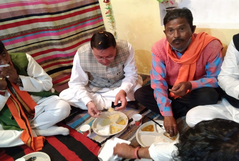 Uttarakhand Election 2022: CM Pushkar singh Dhami ate food at scheduled caste party worker house in Haldwani Photos