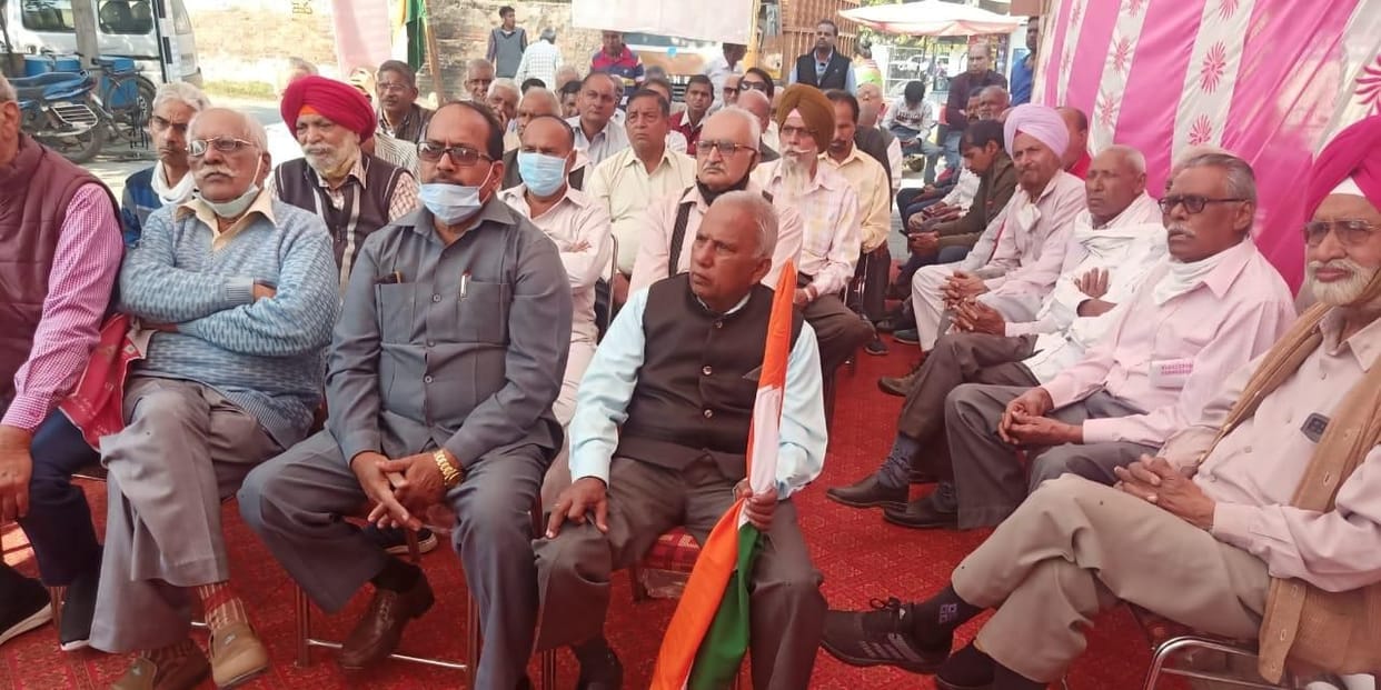 Retired central employees roared over pending demands