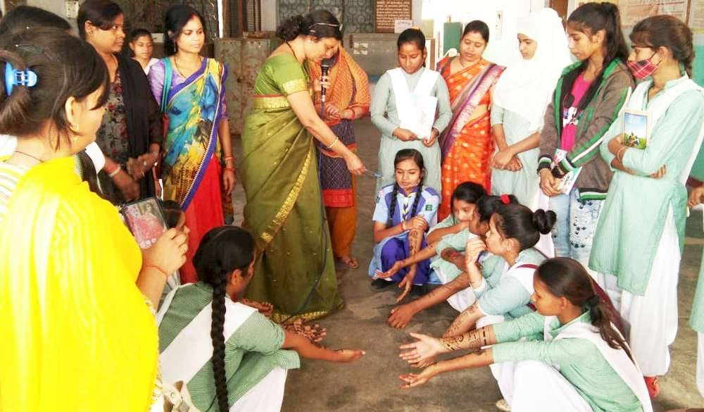 Girls gave the message of road safety by decorating mehndi
