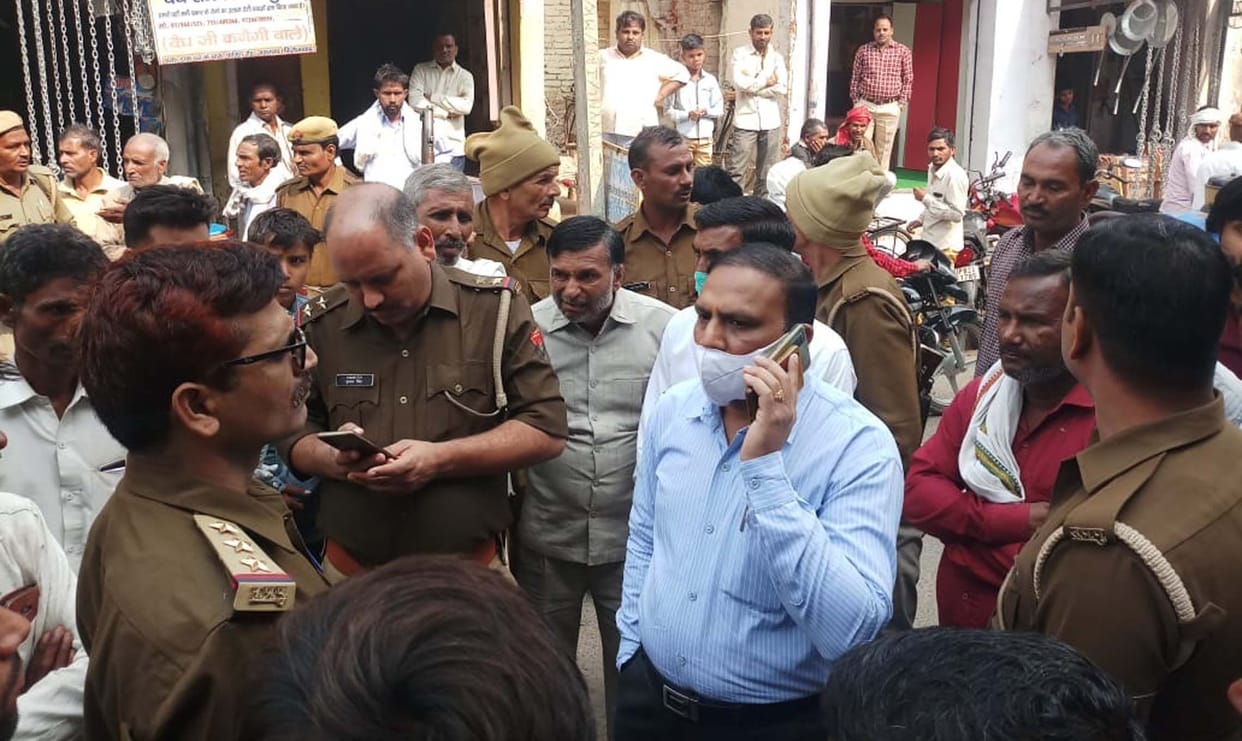 Farmers jammed for not getting DAP, created a ruckus