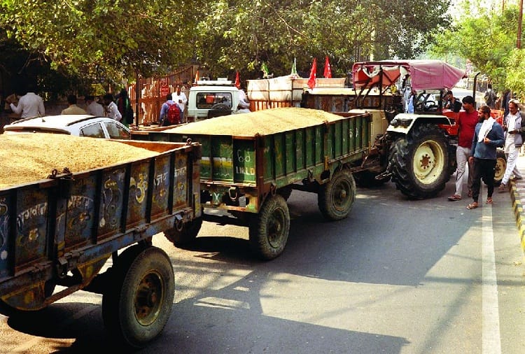 Angry farmers blocked the road due to non-procurement of paddy in Rohtak