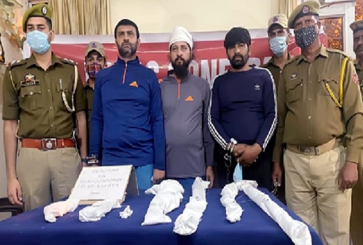 Three arrested including police personnel, main accused of triple murder in Jammu and Kashmir, were shot with AK 47