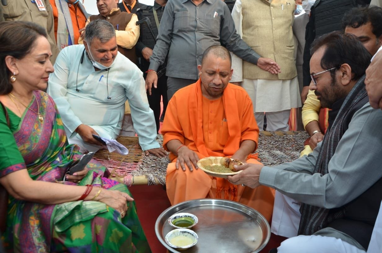 Mathura: Chief Minister tasted the famous dish of Bihar, Litti Chokha