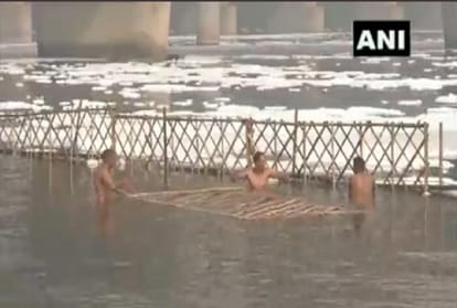 Delhi: Spraying is being done in Yamuna to eradicate toxic foam