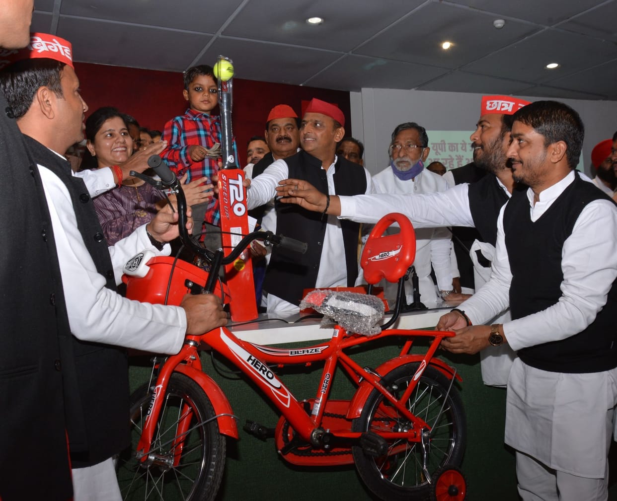 SP National President Akhilesh Yadav celebrated the khajaanche birthday by cutting a cake