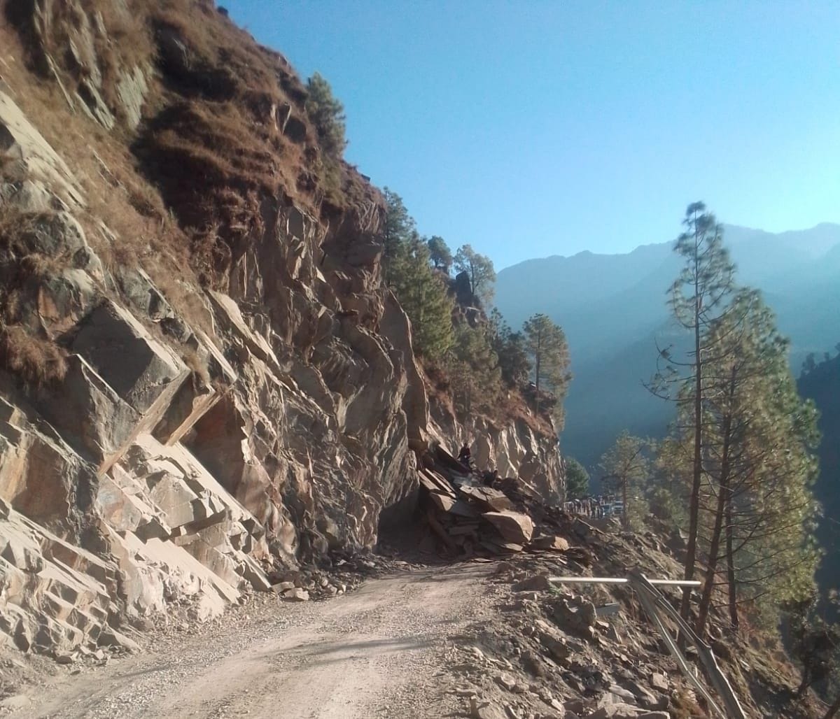 Ghatsani-Barot road remained closed for 9 hours due to falling of rocks near Pheon Galu