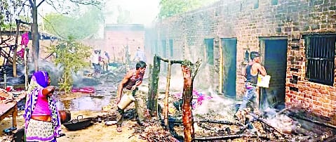 Gas cylinder burst due to fire while cooking, four houses burnt