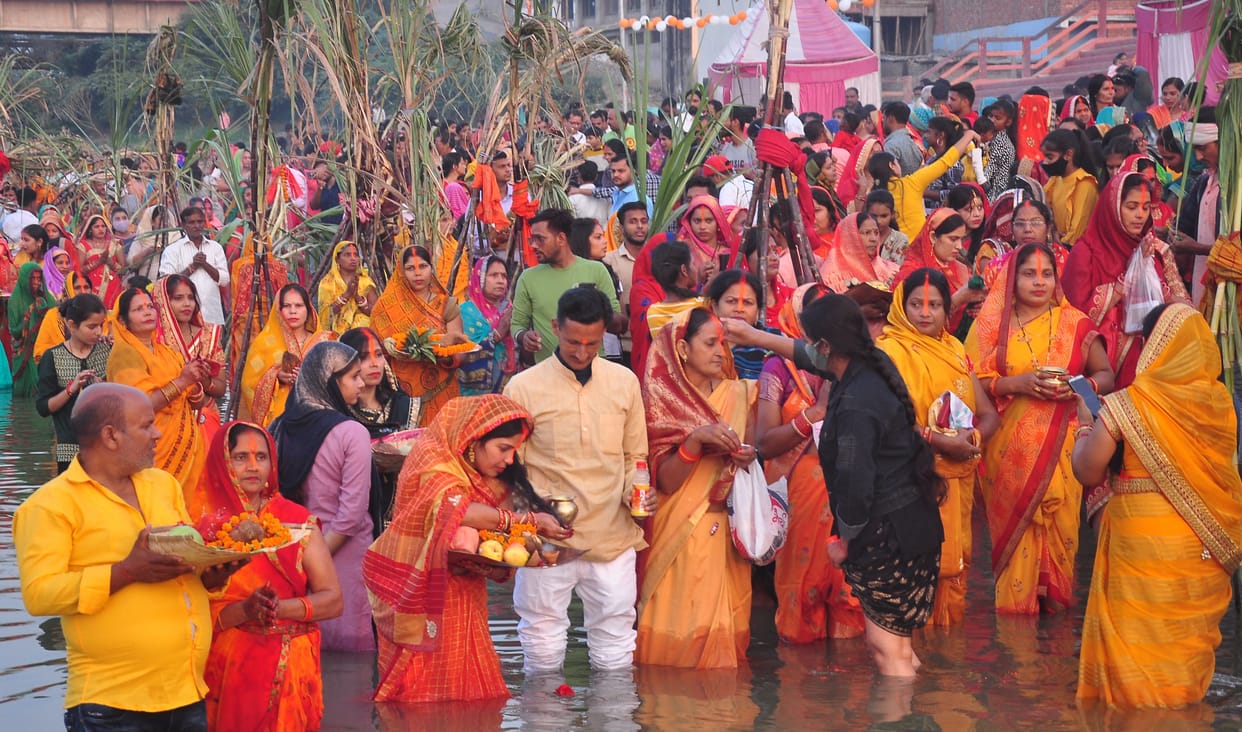 A flood of faith gathered on the banks of the Sai river, sought blessings by offering arghya to the setting sun