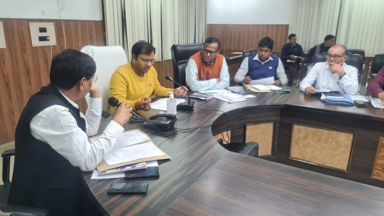 Hathras: expressed displeasure over the poor progress of vaccination in Hasayan and Mhow