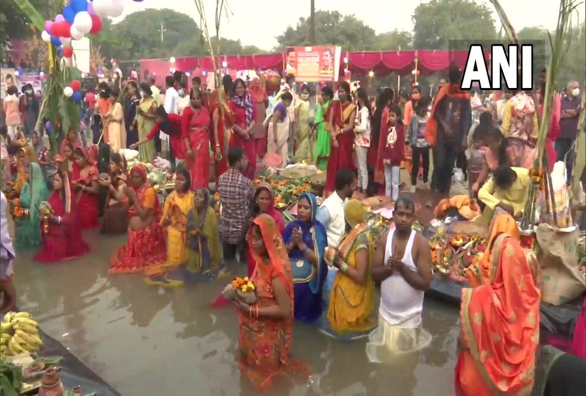 Delhi Chhath Puja 2021: Devotees gathered at Millennium Hanuman Park in Delhi for worship