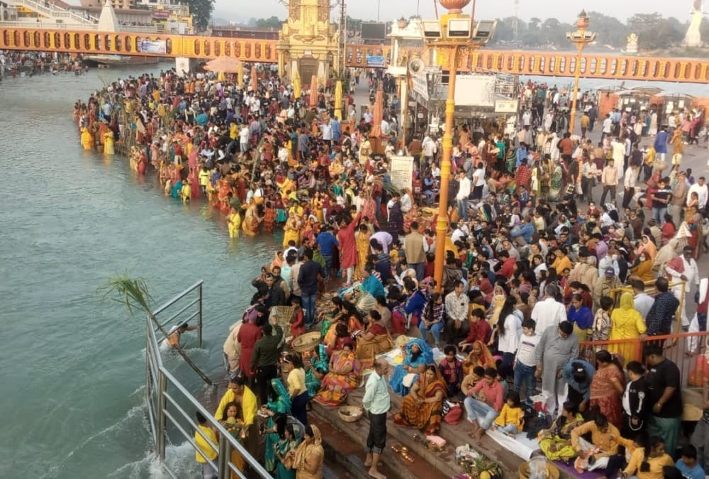 Chhath puja 2021: Devotees crowd on Ghat for doing Surya Puja in Uttarakhand photos