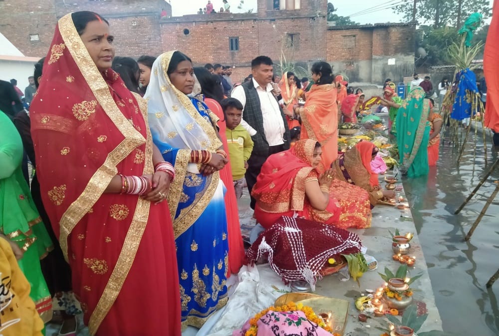 Chhath puja 2021: Devotees crowd on Ghat for doing Surya Puja in Uttarakhand photos