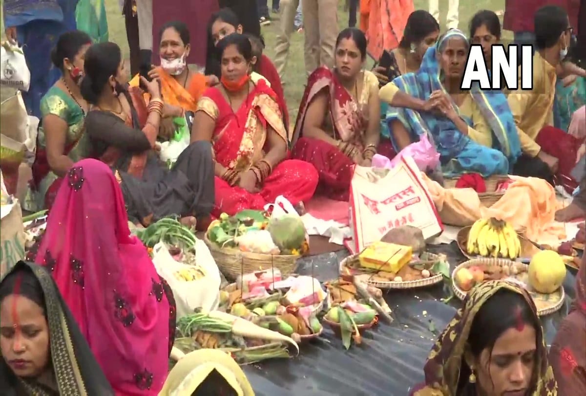 Chhath in Delhi: Devotees celebrated Chhath with pomp in Delhi, there was a ruckus at Yamuna Ghats