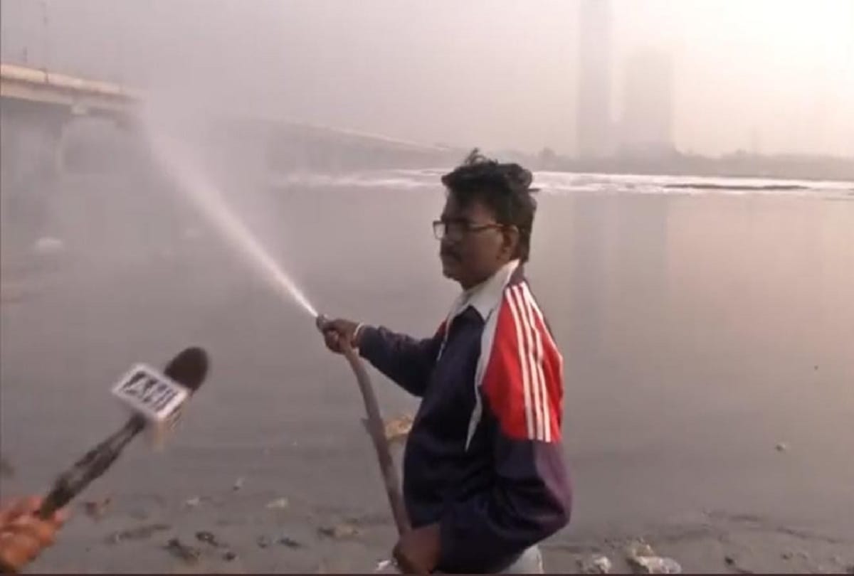 Delhi: Spraying is being done in Yamuna to eradicate toxic foam