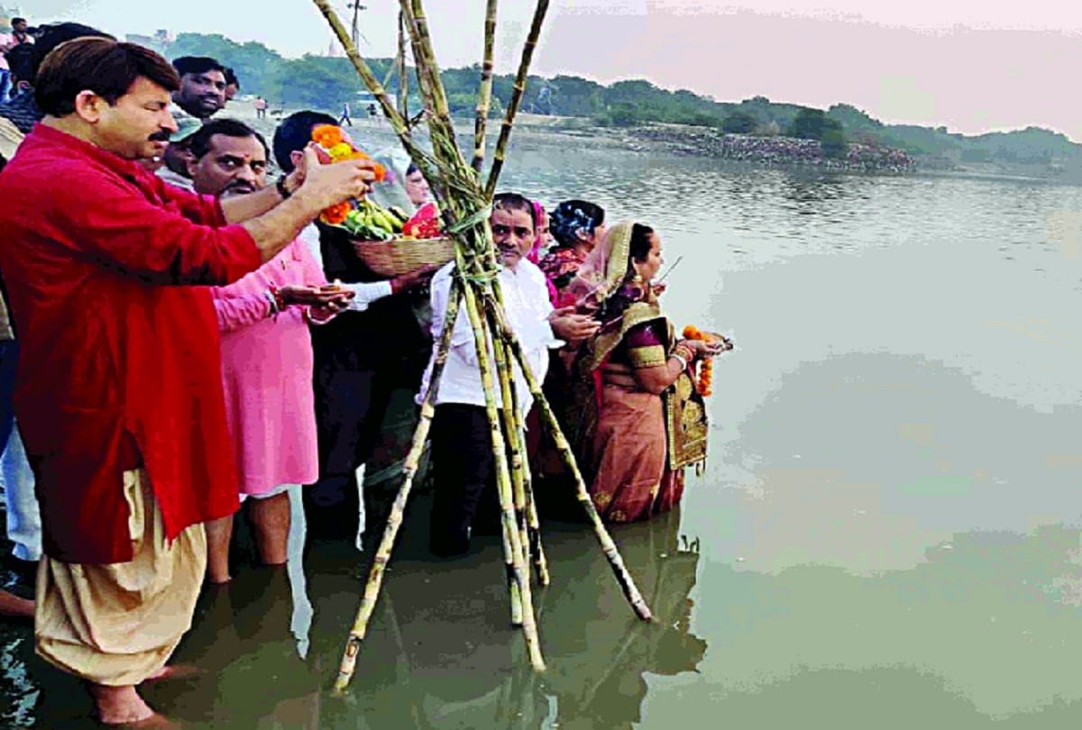 BJP MP Manoj Tiwari broke the ban, entered the Yamuna river and worshiped in delhi