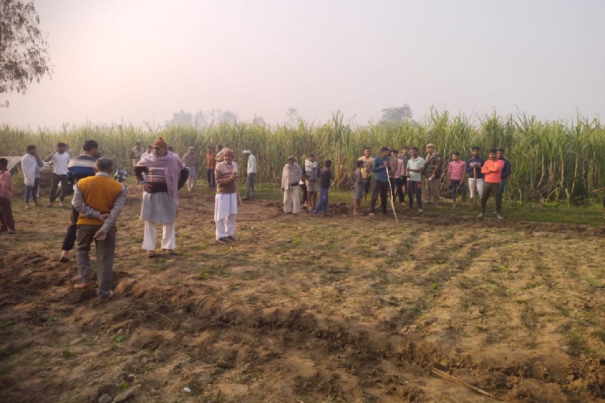 एक खेत में जुटे किसान।