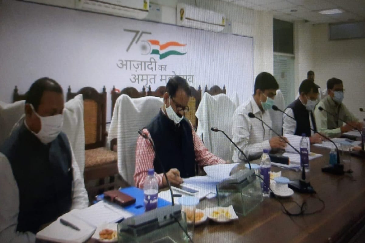 UP News: District Magistrate Akhilesh Singh has issued an order that the salary of officers and employees will be stopped if the corona vaccine is not administered in Saharanpur