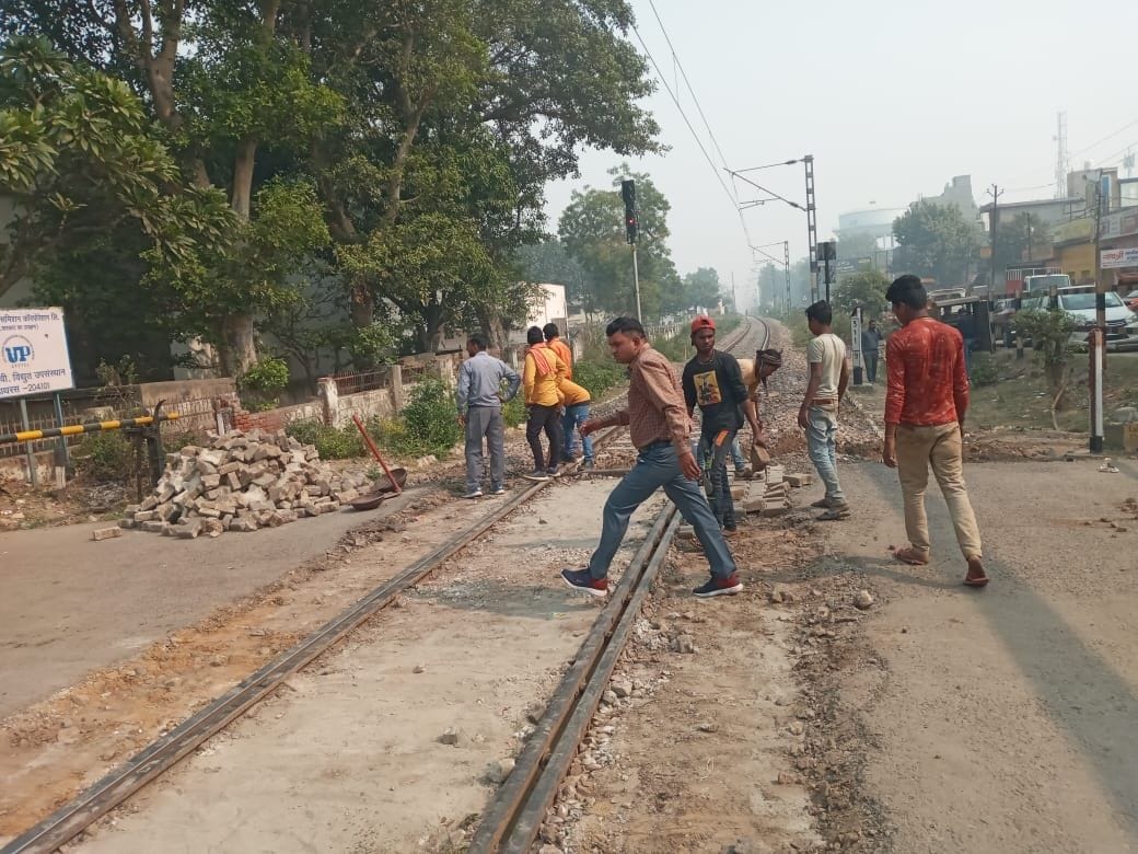Hathras: Repair work done on railway track, passenger train did not come