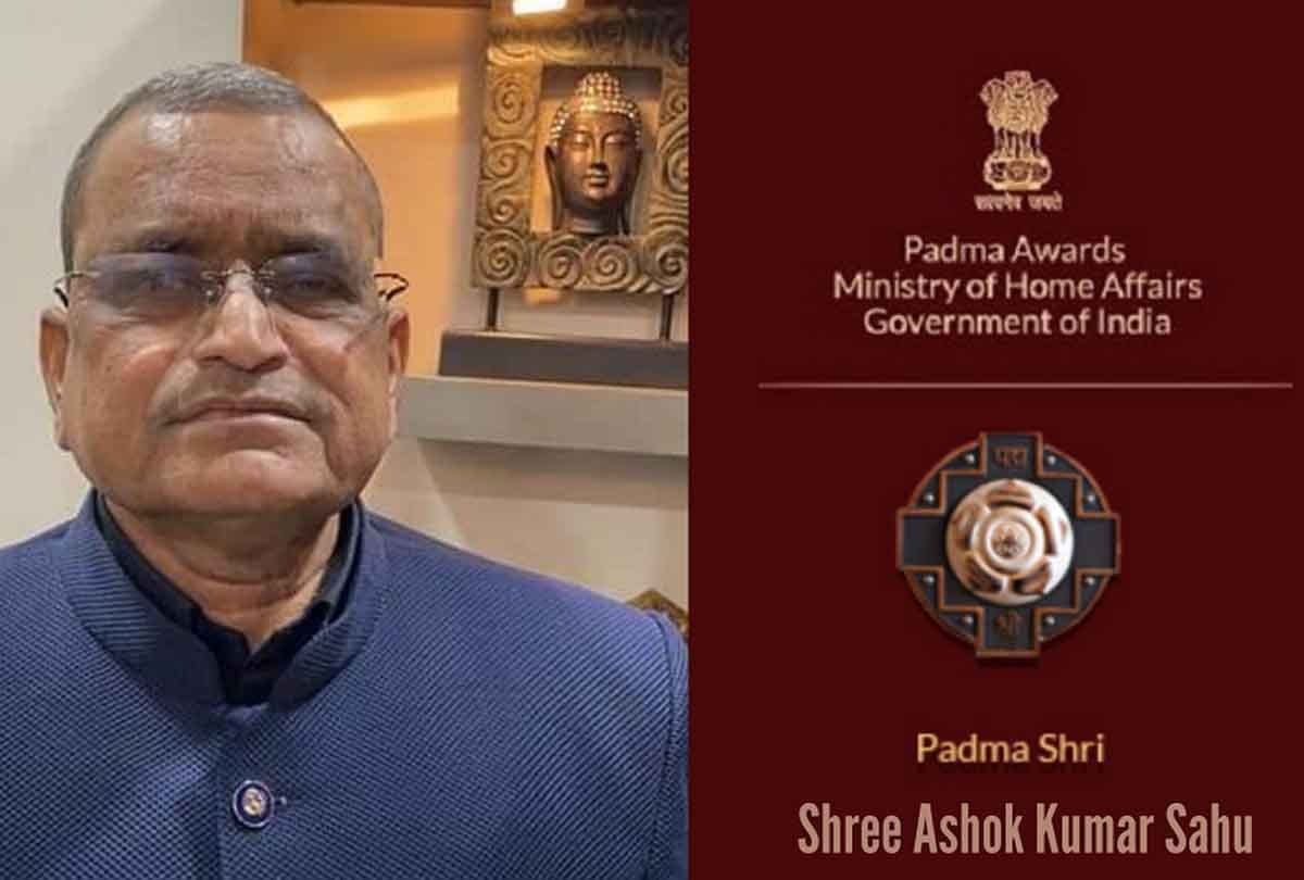 Putting his hand on the shoulder of Ashok Sahu of Kanpur, Modi said, work diligently, honored with Padma Shri