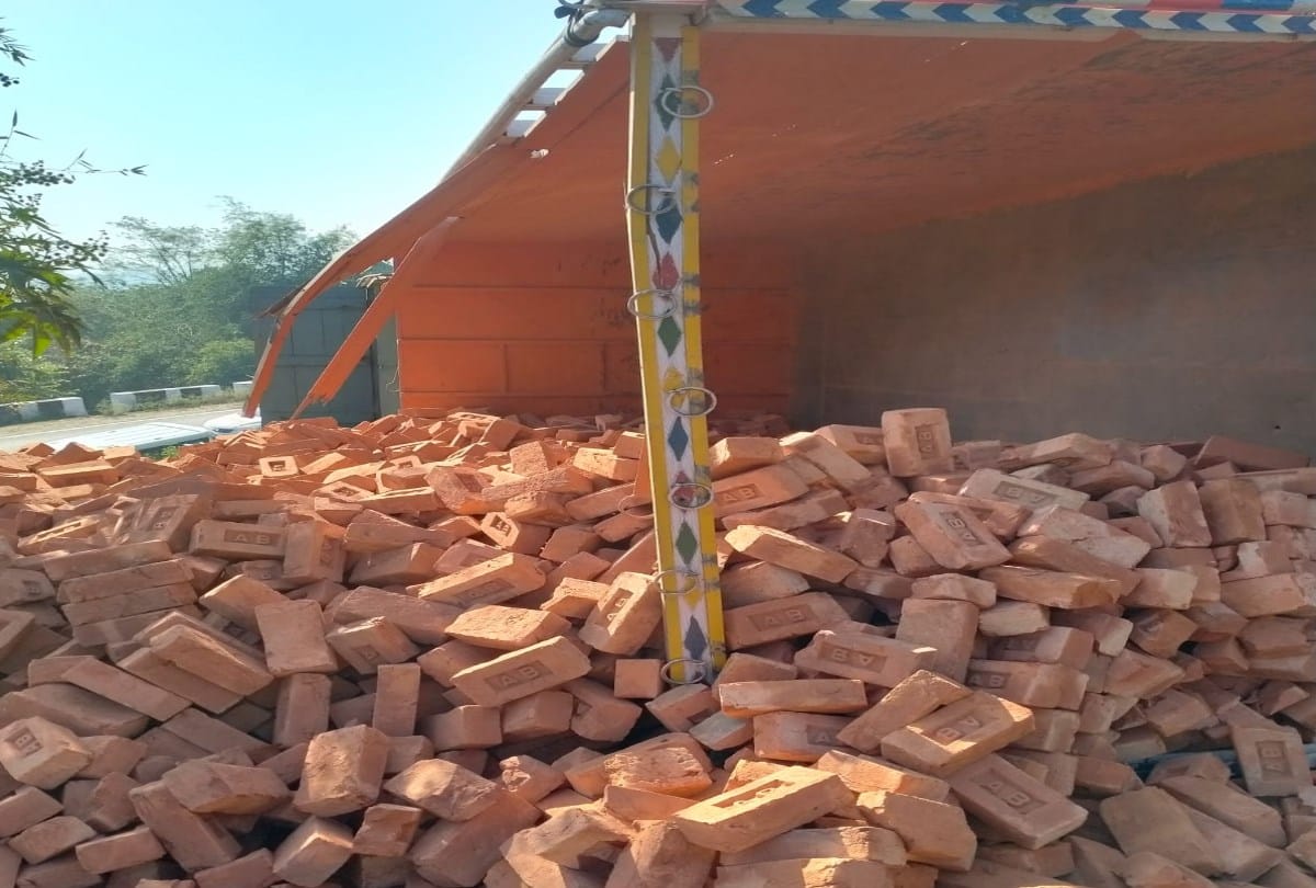 Two Killed After Truck Loaded With Bricks Overturned in Sarkaghat Mandi Himachal Pradesh