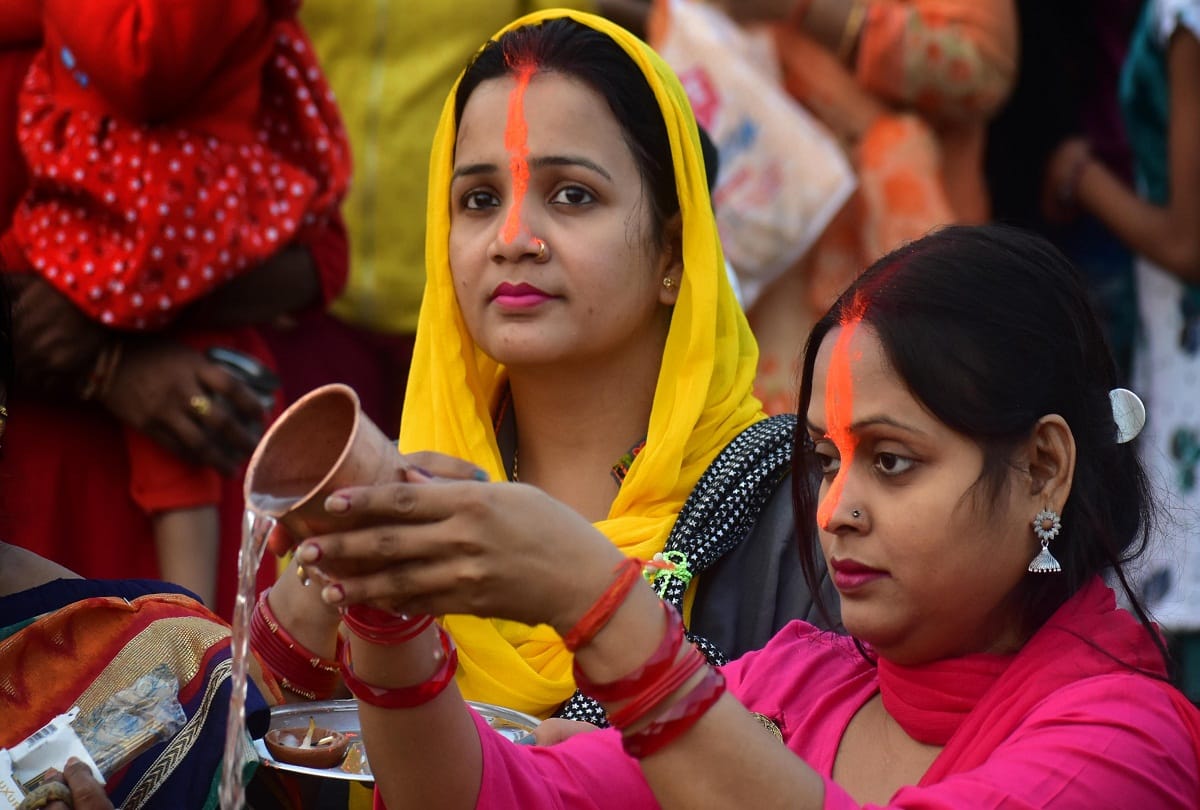 Dala Chhath: At all the ghats including Sangam, women offered Arghya to the setting sun