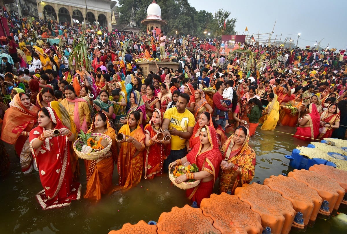 Dala Chhath: At all the ghats including Sangam, women offered Arghya to the setting sun