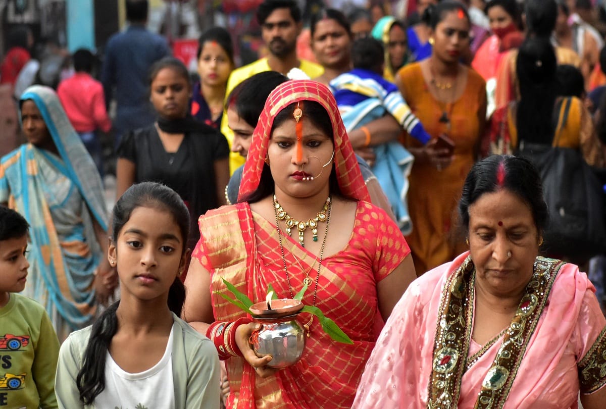 Dala Chhath: At all the ghats including Sangam, women offered Arghya to the setting sun